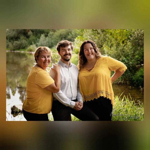 💥 Quand un camarade de la classe de 6e t'appelle pour des photos de famille 💥

C'est l'histoire folle de Benoît qui me passe un joyeux coup de fil pour trouver une idée cadeau pour sa maman. Et je crois savoir qu'il n'aurait jamais pensé apprécier autant le moment et le résultat! 🌞