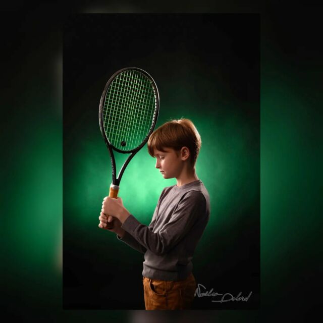 Les petits enfants derrière l'écran 📸

Quand les grands-parents décident d'immortaliser les visages de leurs petits enfants. Dont un, d'ailleurs, pratique le tennis. Alors on y va, on ramène la raquette et on pense fort à Federer ! Merci pour leur confiance 🌿📖 

En savoir plus sur : https://www.noeliadelordphotographe.com/famille/
