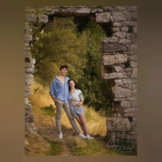 Photo n*12/12 : Couple ou mariés en extérieur debout et de plein pied🌅
Série du Portraitiste de France 2025🏅

Avec @margot.delord et @rmz_pictures

Dur dur d'être objective sur une image quand vous choisissez votre cousine comme sujet principal ! Oui, je me suis mise une épine dans le pied sans le savoir car pour moi, elle sera toujours jolie, n'est-ce pas ? 🌜
Mais trop tard, c'était elle et son chéri que je voulais, puis... C'est pas avec tous nos modèles qu'on peut faire une soirée pizza juste après ❤️❤️

Renseignez-vous ou réservez votre séance en me contactant au 06-77-15-78-76 ou par mail à pro.noeliadelord@gmail.com