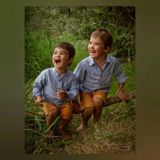 Photo n*2/12 : 2 enfants de moins de 6ans 🐸🐸
Série du Portraitiste de France 2025🏅

💐Avec les enfants de @caroline_desmurs_mtc_annonay

Caroline et moi, on aurait jamais pensé, en 2022, que cette photo puisse concourir pour un titre ! Et comme quoi, quand le sujet vous impose deux enfants de moins de 6 ans, Tino et Paolo paraissent idéaux pour y répondre ✨ Souriants spontanés, amusés... Une aura bien à eux se dégage de cette image! 

Merci à vous ❤️

Renseignez-vous ou réservez votre séance photo en me contactant au 06-77-15-78-76.