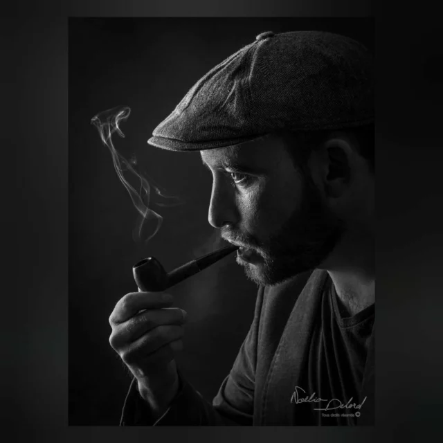 Photo n*7/12 : Portrait Libre Créatif 🌬️
Série du Portraitiste de France 2025🏅
Avec @knomi.07

Rien de tel qu'un cousin qui veut se faire prendre en photo et une cousine un peu barrée pour réaliser ce portrait 😎 Une ambiance Peaky Blinders pour une photo en 4:3 en noir et blanc, réalisée en famille ! 🇪🇸

Renseignez-vous ou réservez votre séance en me contactant au 06-77-15-78-76