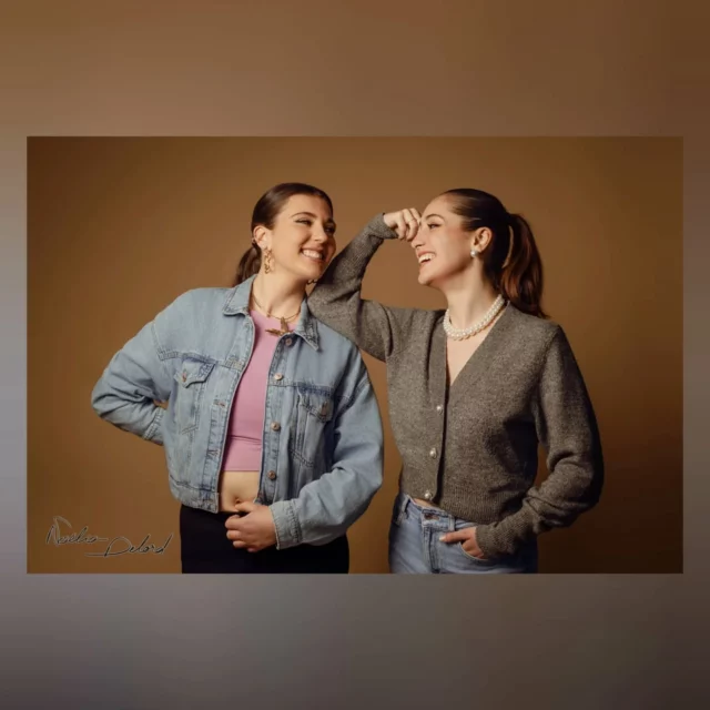 Oui, entre soeurs on se photographie ! 🤘😜

Et Maëlle et Elise ne l'ont pas fait à moitié : regardez-moi ces sourires 🥹 Elles ont été elles-mêmes, chaleureuses et rigolotes pendant une bonne heure en studio 🎉

Avec @maelleestfollecellela et Elise 🌺

Si l'expérience vous intéresse, contactez moi juste ici : https://www.noeliadelordphotographe.com/contact/