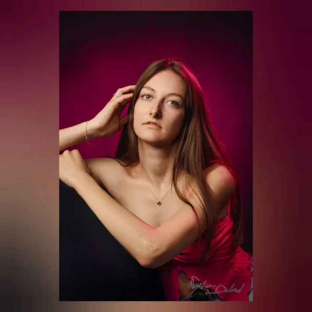 De collègue modèle... à devant mon propre objectif 👊🌷avec @annaa_brst

Merci à Karine, la mère d'Anna de lui avoir offert ce cadeau pour ses 20ans, à savoir une séance photo accompagnée d'un album de 15images 🎉 
C'était un plaisir de la retrouver elle et sa soeur Lina sur une séance photo au studio, alors qu'avant nous posions ensemble sous l'objectif du cher @claude_fougeirol ! 

Ce type de séance vous intéresse ? N'hésite pas à me contacter par mail à pro.noeliadelord@gmail.com 🍀