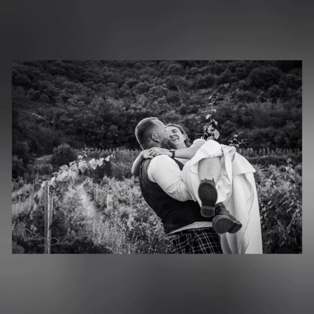Marion et Mathieu : le mariage surprise 🤫💥
Avec @siebertmathieu et @m.pnsnnt

Et le dernier mariage surprise que j'avais photographié... C'était en 2018, pour la maman de la témoin de la mariée ! Quel coïncidence! 😱
Puis sur ce mariage, je vous l'avoue, j'étais comme en famille. Déjà car je connaissais beaucoup plus d'invités que ce que j'aurais pu imaginer mais aussi car ce couple incroyable a été d'une gentillesse dont j'en ai rarement vu 🌻 Très touchée, très investie, j'ai essayé d'immortaliser cet événement à leur image : simple, intense, rigolo et généreux 🌟 Un immense merci pour ces moments 💯