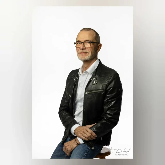 Un portrait pro et perso à la fois 💪

C'était l'idée de Gérard qui est venu au studio pour actualiser son portrait professionnel qu'il voulait à son image, c'est à dire : avec son blouson en cuir 🖤

Alors souhait exaucé ! Et voilà une photo qui sera utilisée lors de workshops et de conférences à travers la France et la Suisse 🔥

Voir davantage de photos de type Corporate sur: https://www.noeliadelordphotographe.com/entreprise/