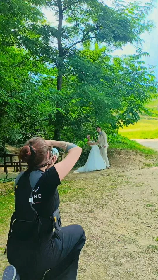 Je crois qu'il va falloir élire la position la plus loufoque des photographes 😝
Voici le retour en images sur le mariage de Kelly et Quentin à la Cacharde de St Peray 🌹 Toujours sur les terres ardéchoises 🌻

Avec @kells_brd et @quentin_dpt
