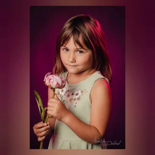 Et si on se retrouvait entre générations ? 🌹🌷🌻🪻

C'est le projet de ces 5 superbes femmes ! Un bouquet de fleurs et quelques embrassades plus tard, on arrive à ce résultat photographique, tissant les liens entre roses et pivoines 💐

Si ce genre d'idée vous plaît, n'hésitez pas à m'en faire part au 06-77-15-78-76 📞