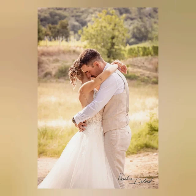 Kelly et Quentin, le premier mariage booké de 2025! 🌹

Et finalement, pas besoin d'un salon du mariage pour ces deux là qui m'ont contacté grâce à un collègue photographe 💪 Merci pour la recommandation, car ce mariage fait partie des plus funs de ma saison ! Merci à mes deux mariés pour leur confiance en mon travail et pour leurs chouettes directives : "On veut des photos drôles ! " Je pense que j'ai tout donné ! 😝

Avec @kells_brd et @quentin_dpt