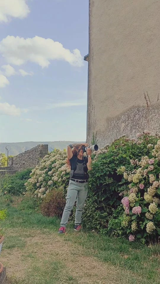 Avant dernier réel mariage de la saison ✨ Et aujourd'hui c'est celui de Bruno et Julien que j'ai voulu publier, réalisé dans un magnifique domaine: Le château de Liviers 🤫 La lumière de fin de journée était si belle avec cette vue incroyable, et les fleurs: n'en parlons pas ! Je me suis bien amusée à mettre mes mariés dans les pétales ! ❤️‍🔥⭐

Avec @brunocollonge et @julienbelliart