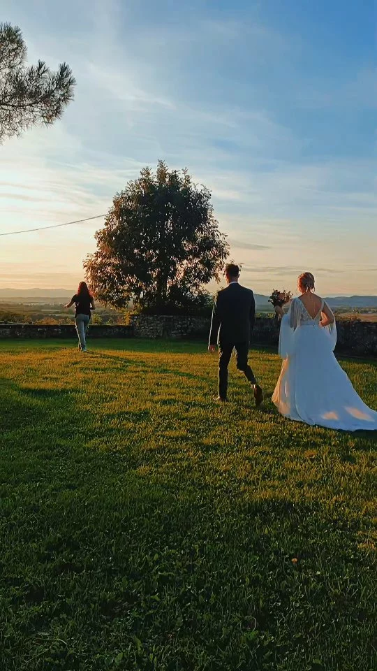 La saison se termine... En beauté avec Quentin et Elina 🪄 Après avoir posé pour mon diplôme du BTS puis pour le concours du Portraitiste de France mais aussi pour de la communication, je photographie Elina (et Quentin évidemment) pour leur mariage ! 💒 Quel beau parcours 🙏

Merci à vous pour votre confiance et ce beau point final aux mariages de cet été  2025! 💪📸
@eli_nouille