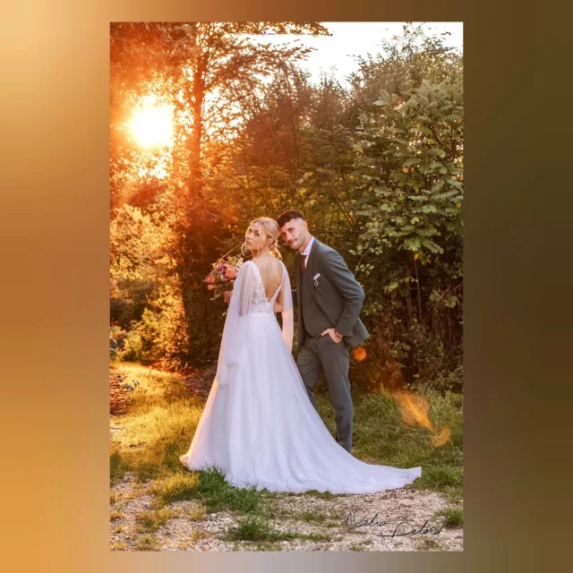 Marier une modèle 👰🩷

Elina et le studio, c'est une histoire de looooongue date ! Modèle pour mon BTS photo, modèle pour le Portraitiste de France 2025, modèle pour un cours de yoga ... Et maintenant mariée ! Que de chemin parcouru, toujours fidèle ✨

Merci à tous les deux pour votre bienveillance et votre confiance, j'ai adoré photographier votre mariage et j'ai fortement apprécié votre élégance 🌹
Avec @eli_nouille