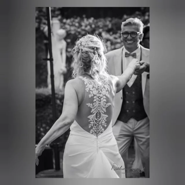 Patrick et Corinne : on change de style ! 🌸🌺🌷

C'est au salon du mariage de l'année dernière que j'ai eu la chance de rencontrer ces deux amoureux qui avaient une idée bien précise concernant leurs photos de couple. Inspiré des images d'un grand photographe, ils m'ont demandé s'il était possible de faire un mélange de mon style et du sien uniquement pour leur photo à deux. Quel challenge intéressant ! Après un mariage fleuri au domaine de la chartrognière à Saint-Thomas en Royans et un album garni des meilleures photos de la journée, ces deux tourtereaux prennent du temps pour eux je l'espère 🪻

Un énorme merci pour votre confiance ✨