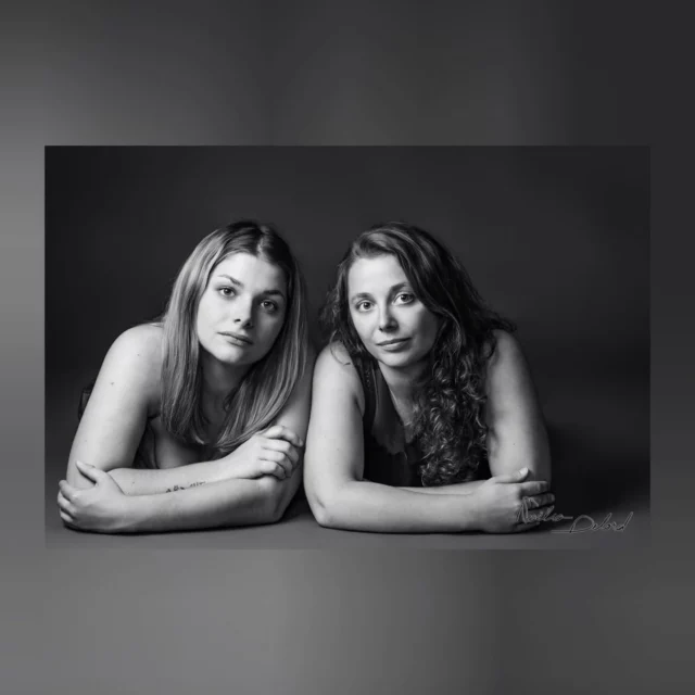 Les shootings entre soeurs sont relancés! 👑

T'as pas d'idées de cadeau pour l'anniversaire de ta petite ou ta grande sœur ? Tu veux passer un moment privilégié et célébrer votre sororité ? Tu peux penser à la séance photo pour rigoler et avoir un moment hors du temps avec elle ! Léa à fait ce choix et voilà une partie du résultat 🌟

Images réalisées par le studio Noëlia Delord Photographe à Tournon sur Rhône 🎁

Avec @jusasdal et @lea_ssl_