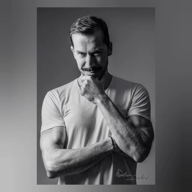 Ils sont revenus !💜

Julien et Bruno, dont j'ai photographié le mariage en août 2025, sont passés au studio après cela pour immortaliser leur duo (ainsi qu'eux même solo) lors d'une expérience shooting 📸
Et le résultat est sans appel : ÇA CLAQUE ! ⚡
Avec @brunocollonge et @julienbelliart