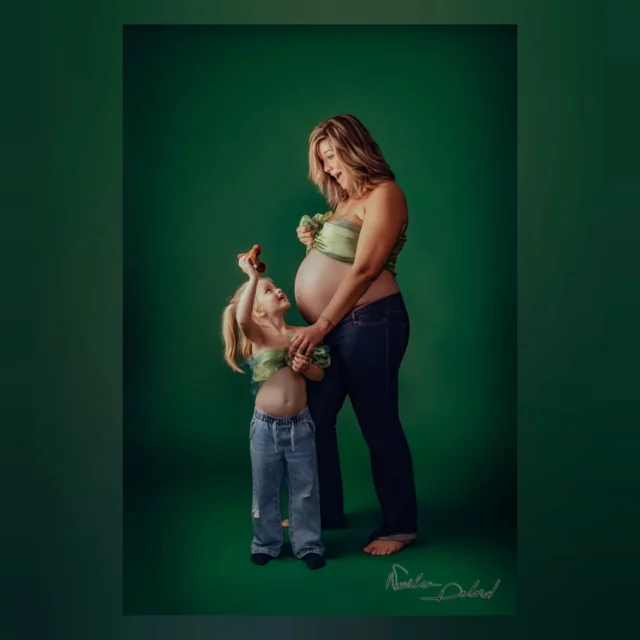 8mois de grossesse : le timing était parfait ! 🤱

Quand le ventre tire, que la fatigue se fait ressentir plus que jamais : il faut foncer chez la photographe pour immortaliser (même un peu avant) les derniers instants de cette bulle de 9mois ☀️ Alors Marion m'a envoyé un message en catastrophe pour photographier cette période de vie avec sa première fille et son chéri, et j'adore l'amour qui s'en dégage ! 💘

Avec @marion_soria et @erreip_ydnal