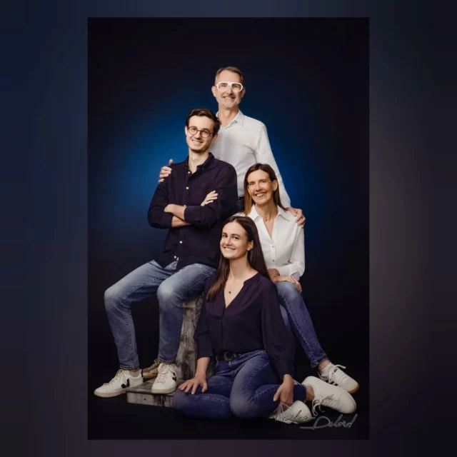 "Vous voyez l'importance d'une composition en losange ?" 🫣😍

Que de conversations intéressantes avec la famille Despeisses que j'ai eu le plaisir d'accueillir au studio pour une séance tous ensemble 🙏 Sous l'impulsion des enfants, tout le monde a pu repartir avec ses images solos mais aussi en groupe, au prix d'une petite larme de maman, si précieuse 🥹❄️

Merci infiniment pour votre gentillesse, qui, comme vous le dites, se fait de plus en plus rare 💙
Avec @m_dsps @s.despeisses @laurencedespeisses @hugo.despeisses