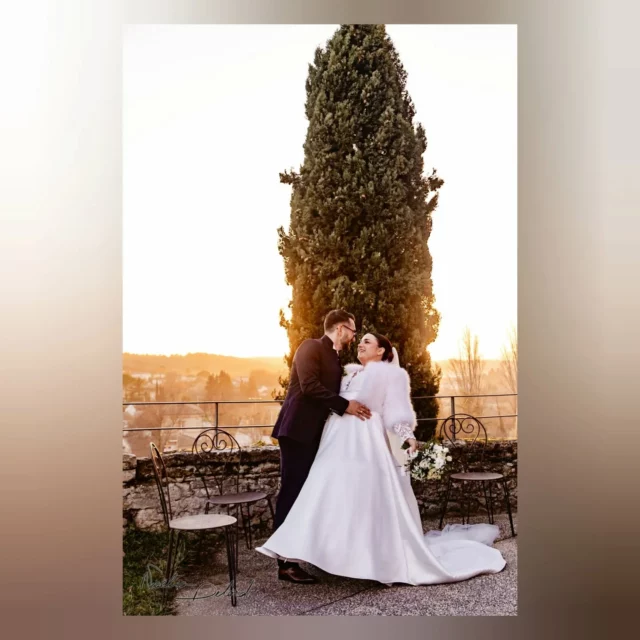 LE mariage d'hiver ❄️💒❄️

Marine et Emilien, un coup de cœur ressenti au salon du mariage 2024 (quelle année !) . Un projet unique de célébration en hiver, dans la grande roue puis au marché de Noël de Valence, sur deux jours, avec des inspirations de light painting... Croyez-moi, il y en avait du challenge ! Et j'ai adoré enfiler trois pulls et les relever 💪😎
Merci pour ces moments partagés autour de la photographie, de crêpes au sucre et de velouté de cèpes ✨

Avec @marinemagdziak et @emilienchopine
