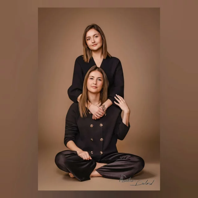 "Tout bon coeur cherche en ce monde son âme soeur" 👭

Et les sœurs Duclaud ont trouvé le chemin du studio, de quoi immortaliser leur complicité 🙏
Avec @theadcld et @maissaduclaud