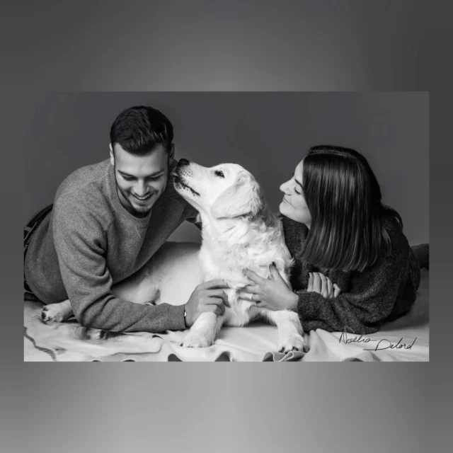 Une famille unie qui immortalise tout le monde ! 🐶

On oublie trop souvent nos animaux de compagnie quand il s'agit de séance photo professionnelle... Et pourtant ! Au studio Noëlia Delord Photographe à Tournon, c'est possible de se photographier avec son chien, son chat, son cochon d'Inde... Pour le même prix que pour une séance classique 🎄
 Aston pourra se vanter auprès de ses amis les toutous qu'il a fait la star durant une heure, entouré de ses proches 🎁✨

Avec @melaine.gvy et @eliot_pailharet