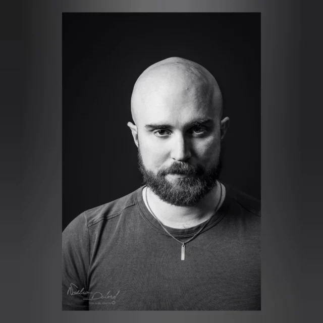 Seul, avec son frère puis corporate : 3 séances sur 3 thèmes différents 💪😎

À chaque besoin son cliché
- Pour actualiser sa photo LinkedIn ☑️
- Pour avoir enfin une photo souvenir de qualité avec son frère ☑️
- Pour se prouver qu'on est pas si "non photogénique" ☑️

Merci pour ta confiance 👍