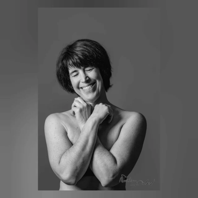 Une séance pour la confiance en soi, après un an d'attente 💓

C'était le challenge de Dominique qui m'avait appelé lors de mon opération du dos il y a un an. Dans l'incapacité de réaliser la séance, elle a attendu, pour elle même se sentir davantage prête et finalement, un jour, un message pour se renseigner a enclenché la machine de notre rencontre ✨ Merci pour ce grain de femme que tu es et cette douceur qui émane de ces images 🌻
Avec @dominiqueteyssere9