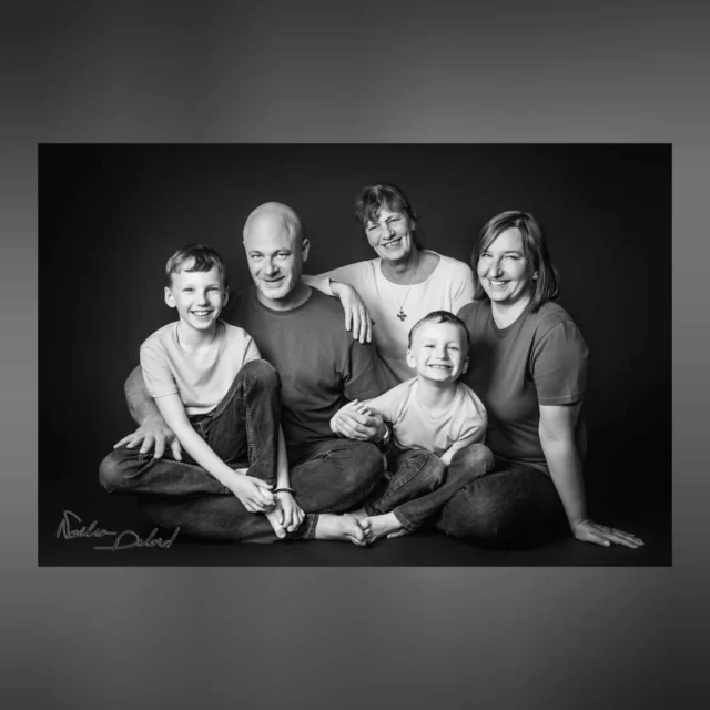 Ils sont venus à 5, et ils y sont tous passés! 📸🤓
Enfants, parents, grand-mère, en couple, en fratrie, en famille, tout seul, en trio... Ça en fait des schémas ! 😂

Et qu'est-ce qu'on a ri ! 🫣

Merci à Marion d'avoir offert ce bon cadeau à la famille Rouleau, toi qui est venue faire deux séances photos au studio déjà (et bientôt une troisième). Ma meilleure pub: c'est vous et votre expérience ! Merci à tous pour votre confiance 🎄⭐
Avec @amaryniarczyk
