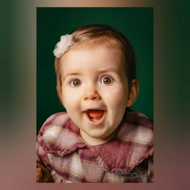 L'expression! 🤩

Ça fait toute la force d'une photo ! (En plus de tous le reste bien-sûr 🫣)
Et là,nous sommes servis par Amalia! 😍

Et puis, sur une autre image, tranquillement posé sur maman après avoir pris le sein 💕🙏

Merci pour vos sourires et cette énergie débordante !
Avec @karell_cas