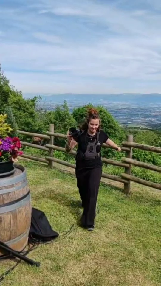 Samedi 2 mai nous avons ouvert la saison avec le mariage de Kevin et Mégane ! 😃💎✨
Depuis le temps que nous préparions la partie Photo ensemble, j'avais hâte d'y assister ! 

Voici le premier réel de cette saison 2026 qui commence par ce doux mois de mai 🌸

Un sincère merci aux mariés pour leur confiance aveugle en mon travail, si précieux pour moi 💒

Avec @ganou.ms et @kev.drums