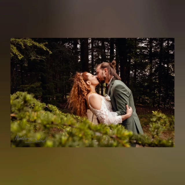 Une relation avec des mariés, ça se construit 🌠

À base d'appels, de visios, de rendez-vous, de questionnaires et même parfois d'apéros ! (Surtout après le mariage 😜)

Et l'avantage c'est que lorsqu'on prend des cours de danse avec la mariée et qu'on a connu le marié au collège, évidemment, on peut encore aller plus loin dans la recherche des émotions le jour-J (et on est aussi de moins en moins objective quant aux images 🫣😂)

Merci pour votre spontanéité 🩷 Je n'ai certes fais aucune pose en dix heures de prises de vues, mais je me suis extrêmement bien marrée grâce à vous 🏃‍♀️😝

@kev.drums & @ganou.ms