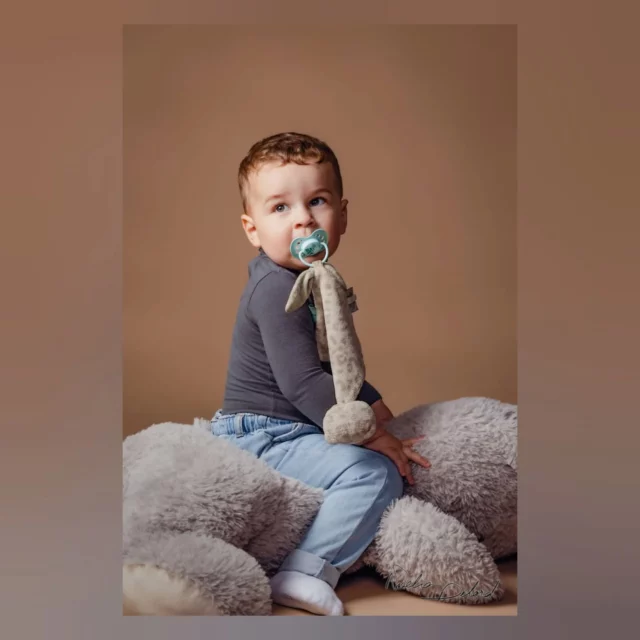 La marraine et son cadeau : une séance photo pour tout le monde ! 📸😎💙🤎

C'est finalement Léa, marraine du petit Alessio, qui a pris la décision de ramener toute la petite famille en séance pour une surprise. Et grâce à tout le monde, on a pu avoir des expressions inédites chez ce petit Alessio! Pour le plus grand bonheur des gens qui l'aiment ✨

Merci Léa pour ta confiance 🙏

@sabrinagthr @leeaapl @enzoalberici5