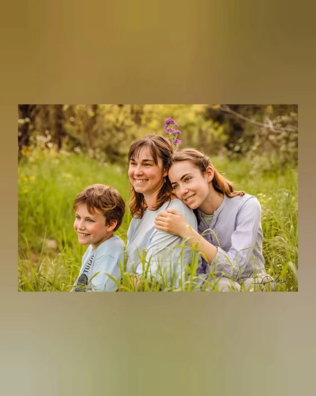 La famille Rissoan s'est réservée une séance ! ✨💚🌳☀️

Et voici le résultat : des portraits complices, des sourires sincères, des gestes spontanés... Et au final, une émotion de fierté au visionnement des images !

Quand on a peur de comment les enfants peuvent réagir, de à quoi on peut ressembler quand on sourit "avec les dents", quand on n'a jamais fait ça: il faut lâcher prise ! 

Finalement, la séance photo, c'est un peu un exercice de développement personnel 😜 
Merci pour votre confiance !
@lagom07