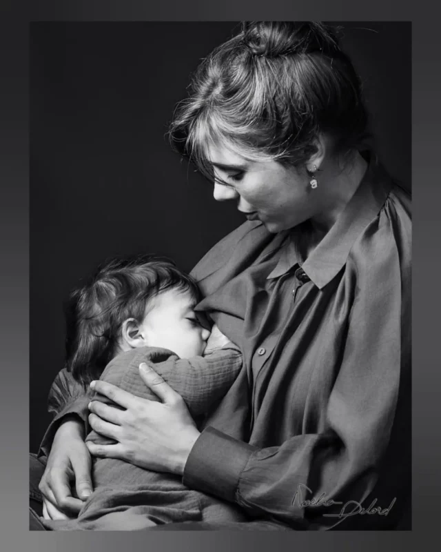 Photographier l'allaitement ✨

Cette phase si intense dans la vie d'une maman et de son enfant. Une émotion puissante quand la magie de la photographie entre en scène à cet instant suspendu de la séance.

Et juste après des rires, de la musique, de la bave, des yeux qui brillent. 
Et énormément d'auto dérision 💎😹

Merci à vous quatre pour me faire encore rire des semaines plus tard, en revoyant ces images 🌛🌸