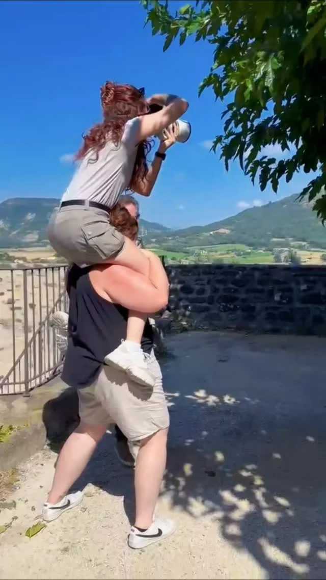 Après quelques mois d'attente voici la deuxième partie de la formation " La photo de couple de mariage, en semaine !" 📸

Pour ce jour-là, j'ai réussi à voler un peu de temps à Jean-Charles et Myriam dont j'ai photographié le "vrai" mariage afin qu'ils puissent poser avec nous. 
Et comme vous pouvez le voir, côté photographe, j'étais en roue libre 🤣

Quand on sait ce qu'on a dans la tête comme image finale, on donne tout pour qu'elle existe, même si pour cela il faut monter sur les épaules de Camille ! 🙏

Merci pour votre temps 🌷
@lesueurmyriam @camsanimation @claude_fougeirol