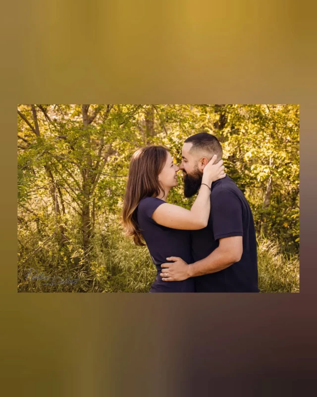 Connue "Gaches", photographiée "Albares", Héloïse est venue immortaliser la famille qu'elle a construite, sur une idée cadeau de son chéri !☀️🌳

Et c'est très drôle quand on sait qu'à l'époque, Héloïse et moi jouions à Rayman sur sa mezzanine, préparions de (très) bons gâteaux au chocolat et profitions de la balançoire de son jardin. 

Oui, parfois c'est moi qui prend un coup de vieux grace à la photographie ! 

Merci pour votre temps, votre confiance 🙏
@heloisegaches @dylan_al07
