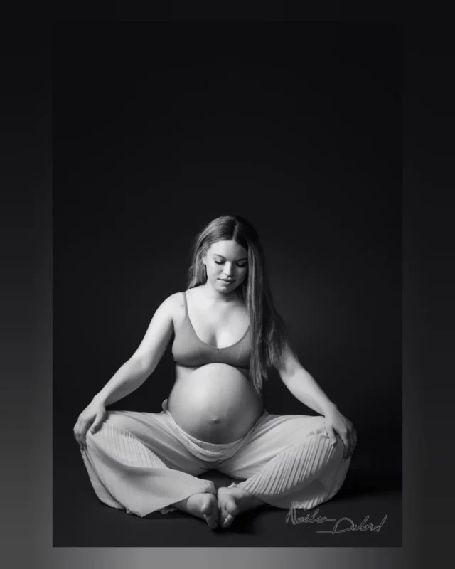 Les portraits de Tatiana 💙

La petite anecdote rigolote :
Je vois arriver Tatiana et sa sœur sans sacs alors je leur demande:
N-"Vous n'avez pas de vêtements supplémentaires ?"
T- "On les a oublié !"
N- "Pas de panique, j'ai des robes disponibles pour toi si ça te dit?"
T- "Ok ! Alors ... Je préfère la robe rouge" ♥️
N- " Tu me permets de te faire essayer la bleue ? J'ai l'impression qu'elle ferait mieux ressortir ton visage ... Et si tu n'aimes pas, on passe directement sur la rouge!" 💙
...
Deux semaines plus tard au visionnage :
T- " Les photos avec la robe bleue sont mes préférées !"

J'ai adoré aider Tatiana à se trouver encore plus radieuse qu'elle ne l'est déjà. Et pour l'occasion, madame est repartie avec son album souvenir des photographies de sa première grossesse 🌷