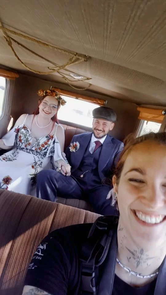 Estelle et Valentin : le mariage des Peaky Blinders 🥃

Vieille voiture, fleurs séchées, châteaux, tête de cerf empaillée, shot à 12h, araignée gigantesque sur la robe... Tellement de choses me viennent en tête quand je pense à ce mariage ! 🤣🤩
(Étirements, douleurs de dos, fatigue évidemment s'en suivent très rapidement 😝🫠)
Mais je pense avoir eu autant d'étoiles dans les yeux que les invités de ces chers mariés ! ✨

Merci à tous les deux pour ce samedi 26 septembre 🙏💐
@dumontestelle @valen_tin_p