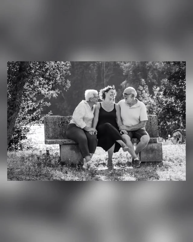⚔️ Astier ⚔️

Après une longue hésitation, Marlène décide finalement de passer le pas et de réserver cette séance photo pour elle et sa famille. 

*Ellipse*

En voici une image symbolique, d'elle et de ses parents, sélectionnée à l'unanimité. Une image forte et tellement spontanée. 

Lorsque la lumière, la composition, le cadrage et la gestuelle sont là, il ne reste plus que l'expression en guise de "Cerise sur le gâteau". 🍒
Merci pour cette confiance
